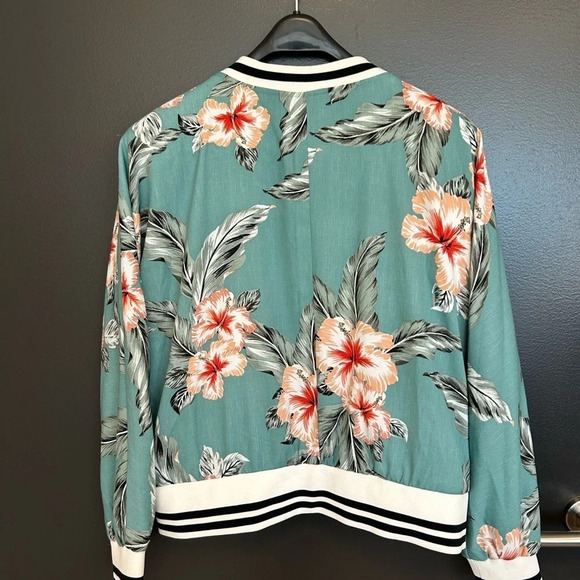 Cupcakes and Cashmere floral lined bomber deep V  neck S excellent condition - Picture 8 of 8